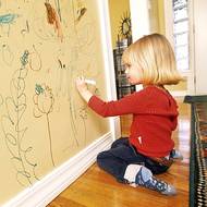 Chytrá zeď je speciální nátěr, na nějž lze psát a tvořit. Vhodný je na hladkou plochu a milují ho hlavně děti. 