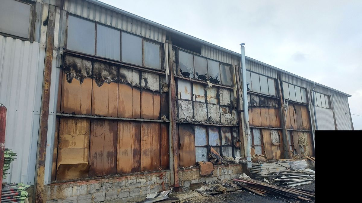 Milionová škoda vznikla po požáru zateplení plechové haly v Děčíně