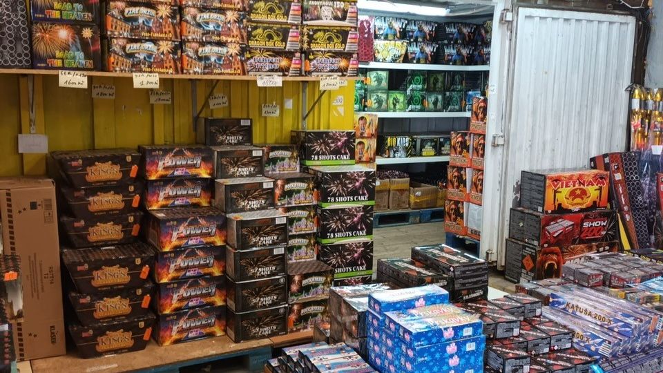 Nebezpečné petardy z českých obchodů zamořily Rakousko. Zpřísněte to, žádá ČR ministr vnitra
