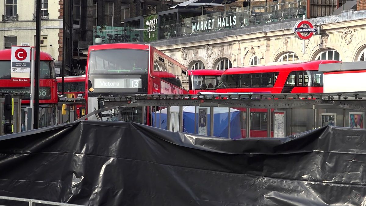 Patrový autobus v centru Londýna narazil do zastávky a zabil člověka