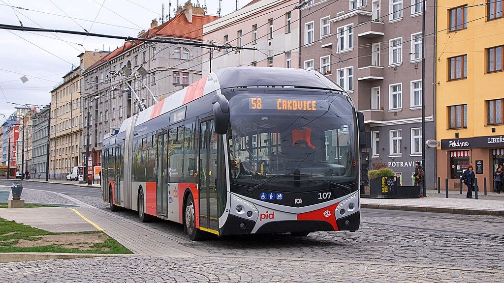 Pražané mají novou trolejbusovou linku na Palmovku. Ale sveze je po ní starý naftový autobus