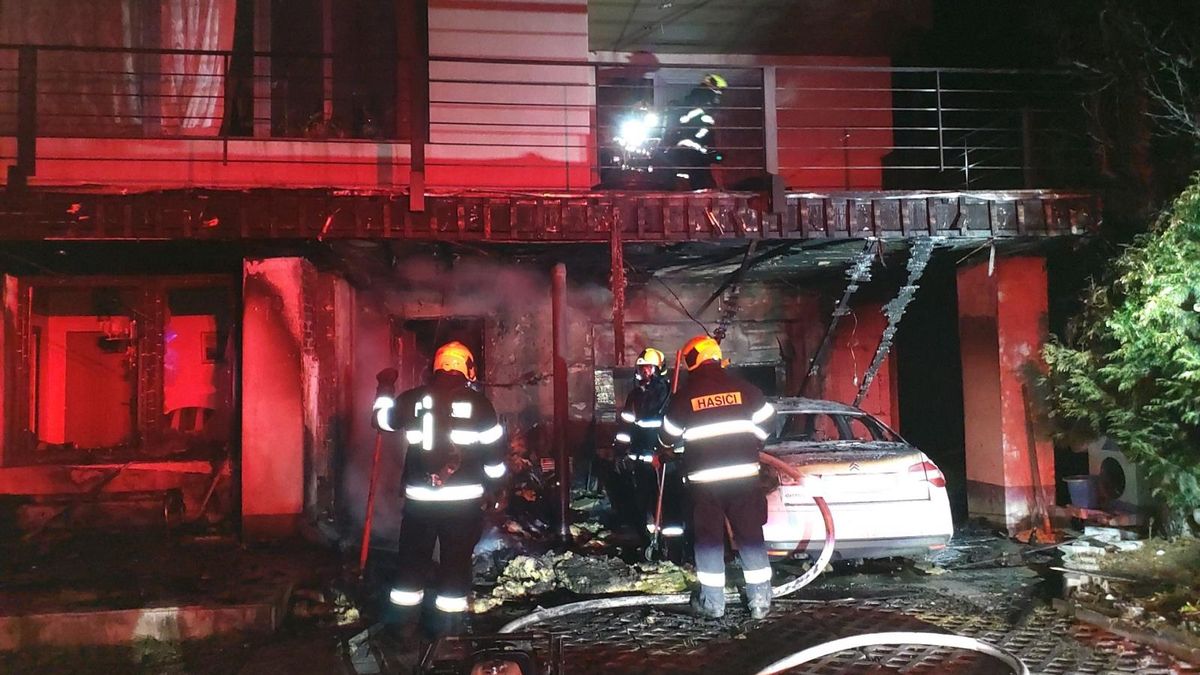 Dům začal hořet při nabíjení autobaterie, dva lidé skončili v nemocnici