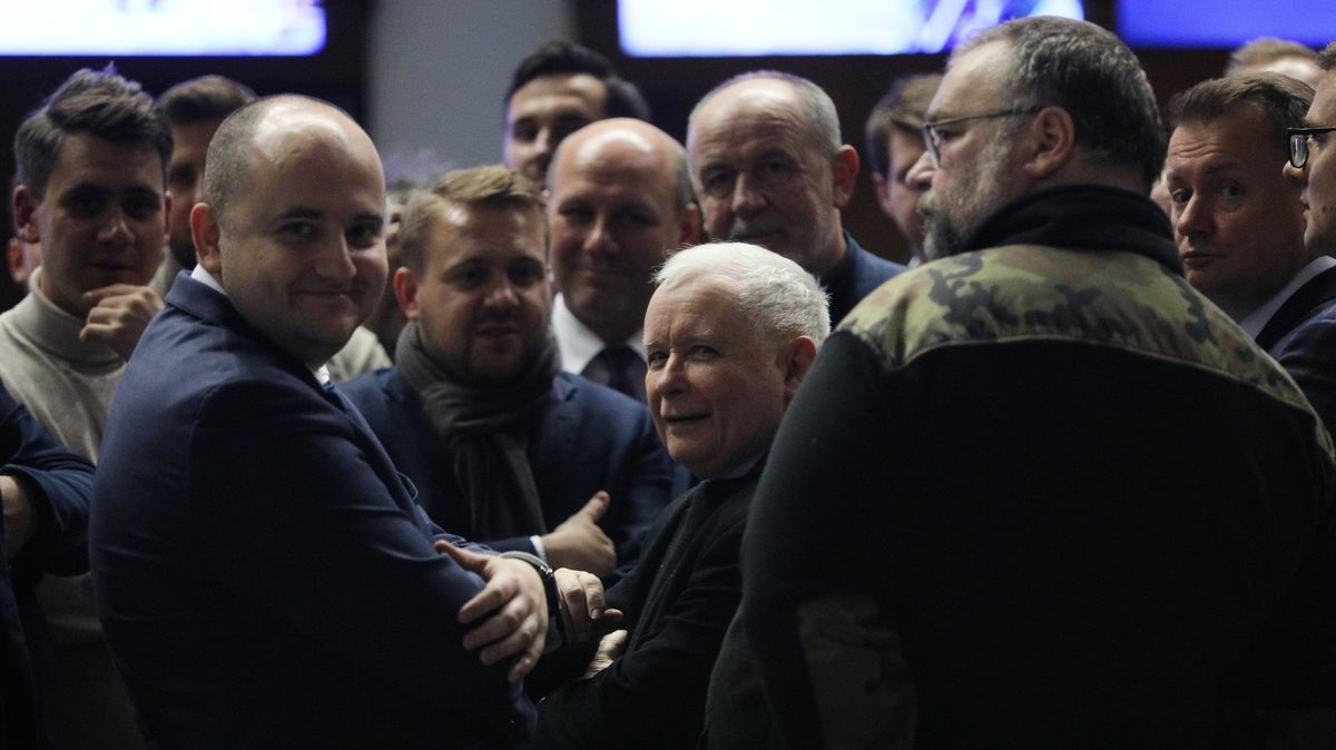 Kaczyński strávil ve veřejnoprávní televizi celou noc. Nová vláda začala s čistkami