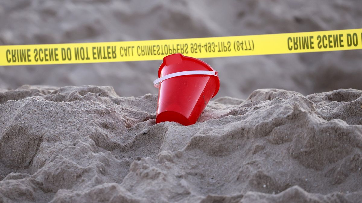 Sesypaný písek zabil holčičku na floridské pláži, chlapec skončil v nemocnici