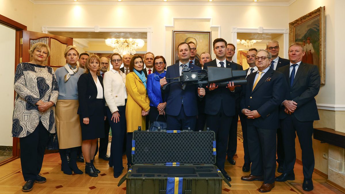 FOTO: Skupina velvyslanců v Česku předala Ukrajině novou zbraň