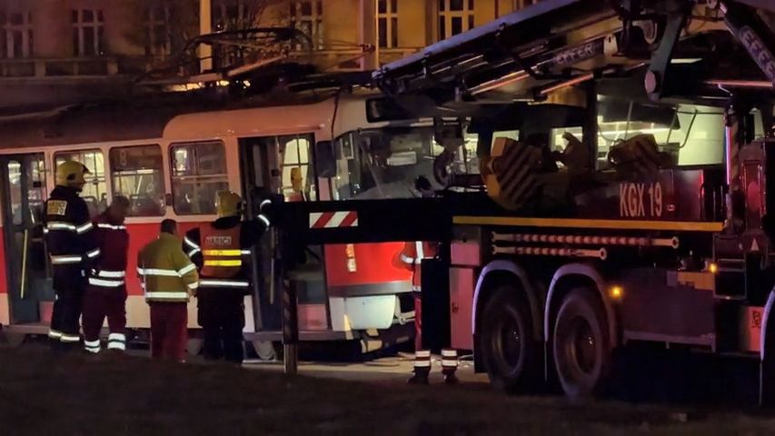 V Praze na Vítězném náměstí se srazily dvě tramvaje