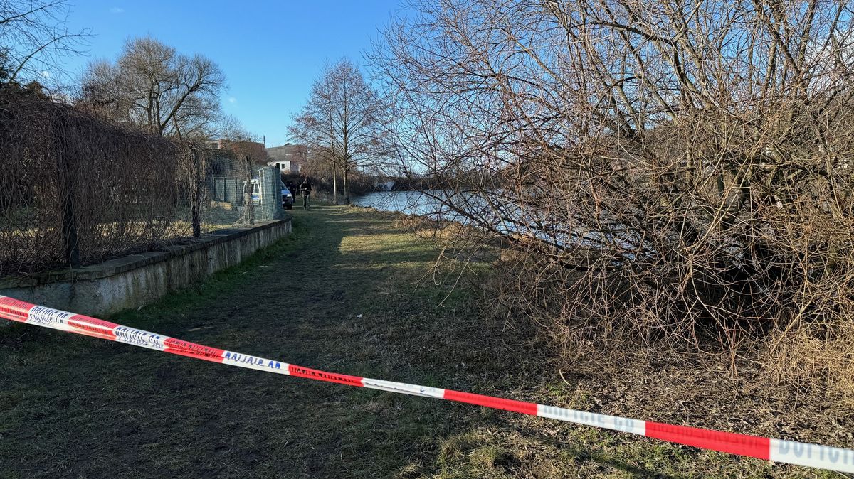 Na břehu rybníka v Praze našli mrtvého muže, na místě jsou policisté z oddělení vražd