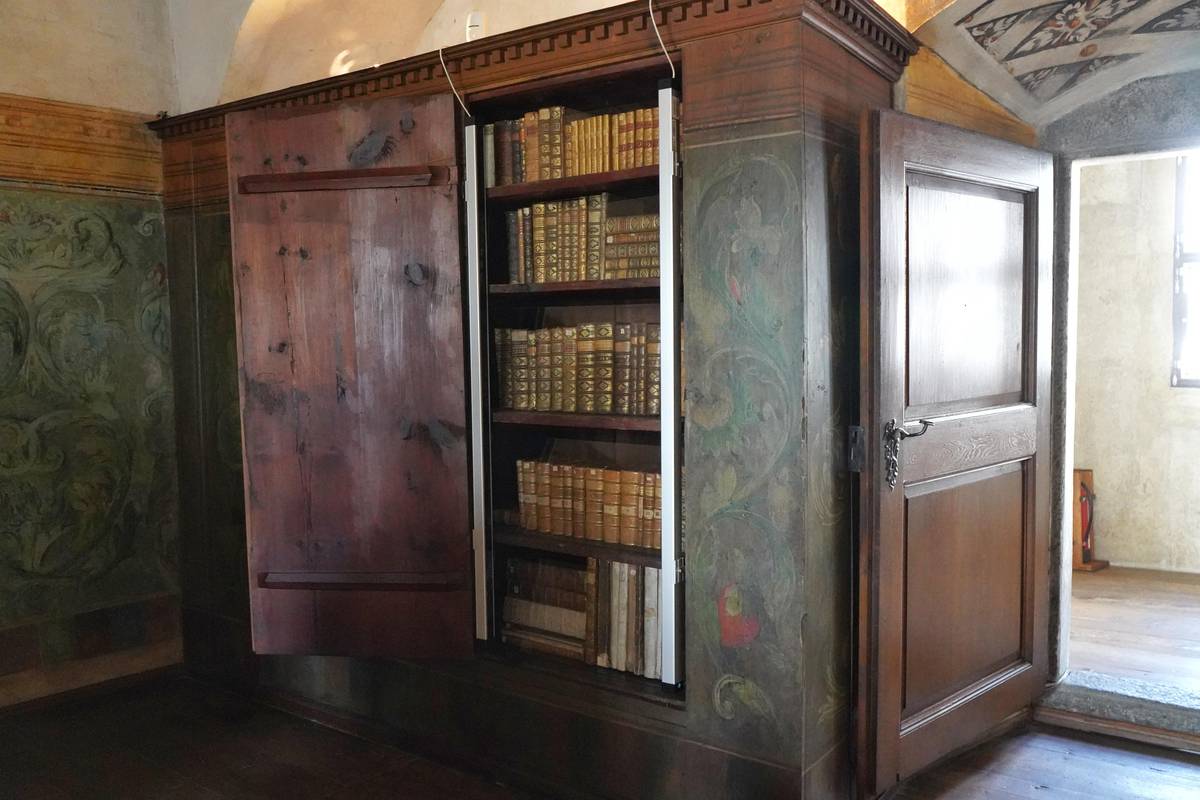 Knihovna není velká, přesto zaujme výzdobou.