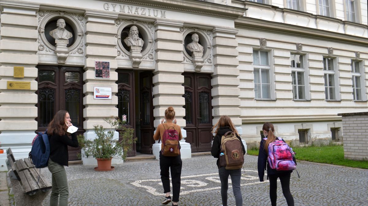 Praha může šmahem zajistit stovky nových míst na čtyřletých gymnáziích. Ale nechce