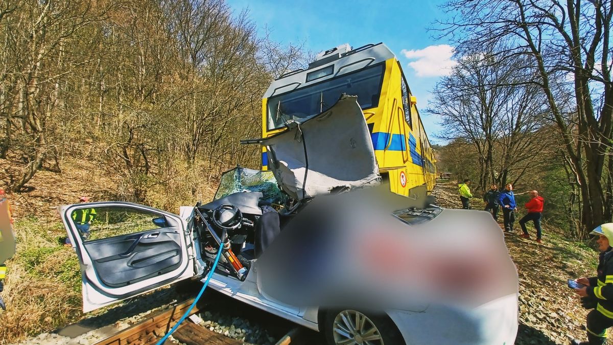 Na Slovensku vjelo auto pod diagnostický vlak, zemřeli dva lidé
