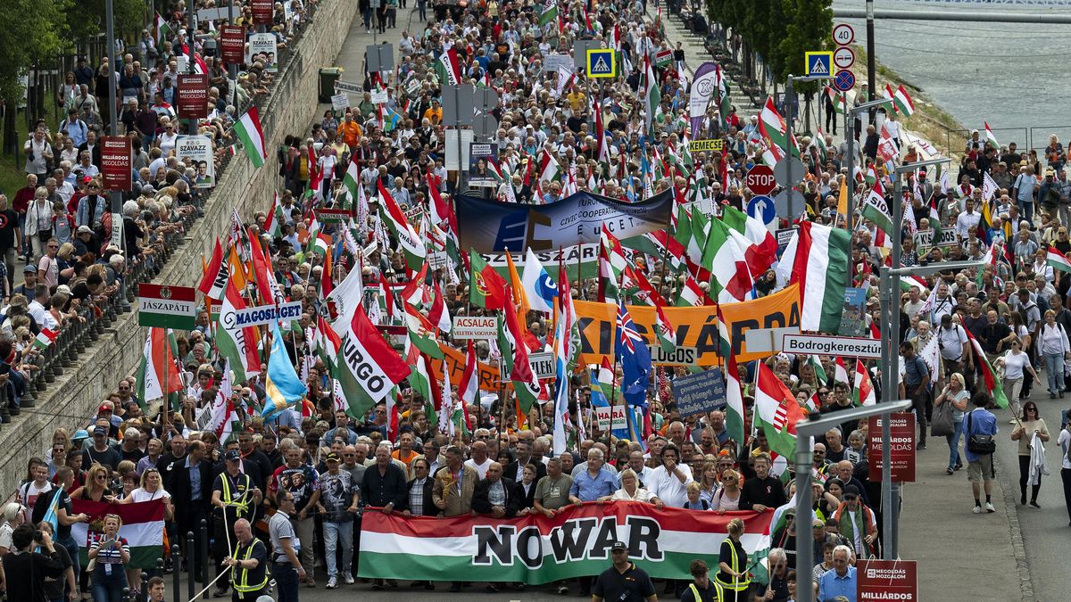Jsme největší mírový sbor v Evropě, prohlásil Orbán. Na pochod Budapeští přišly desetitisíce lidí