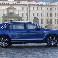 Z bočního pohledu jsou delší zadní dveře znát nejvíce.