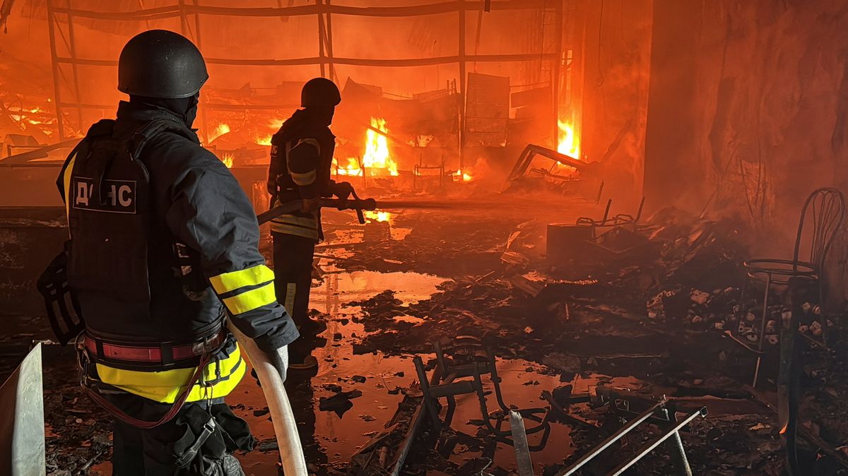 Rusové zasáhli hypermarket v Charkově: 12 mrtvých a desítky zraněných