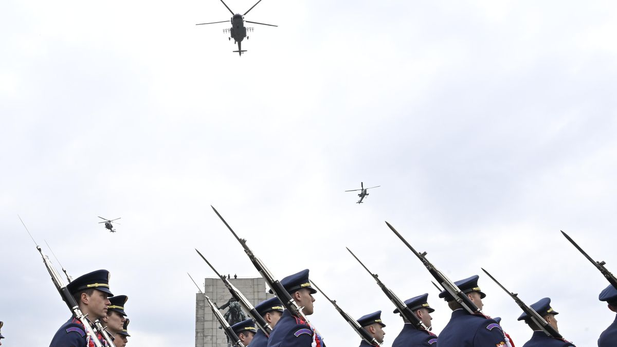 Přelet vrtulníků, jmenování generálů. Česko si připomíná výročí konce války