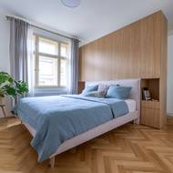 Architekti v bytě zachovali tradiční prvky odkazující k historii celého domu, například dřevěné podlahy