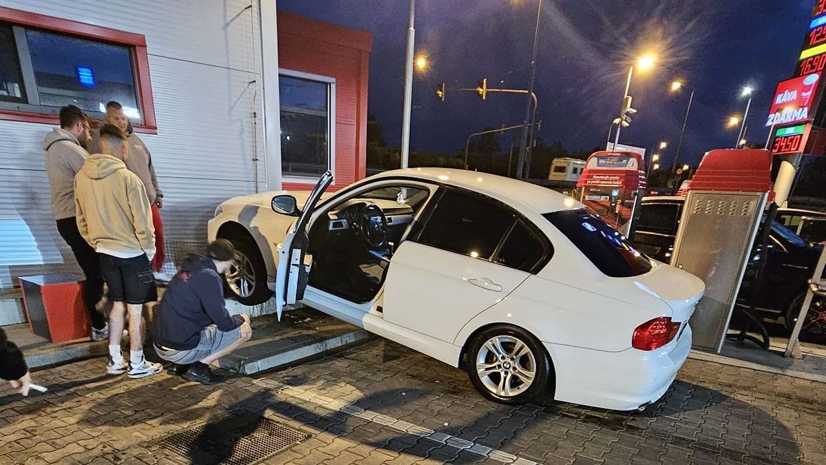 Nešikovná řidička v BMW nabourala myčku v Budějovicích
