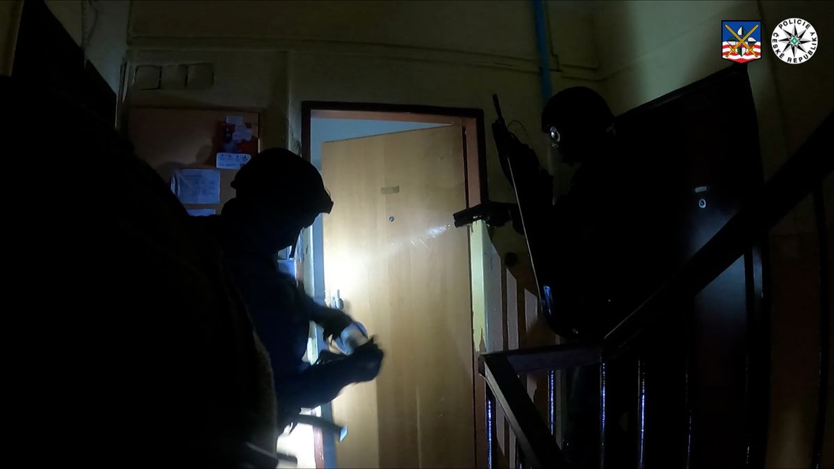 Policie na Sokolovsku vyrazila dveře u výrobců a prodejců pervitinu