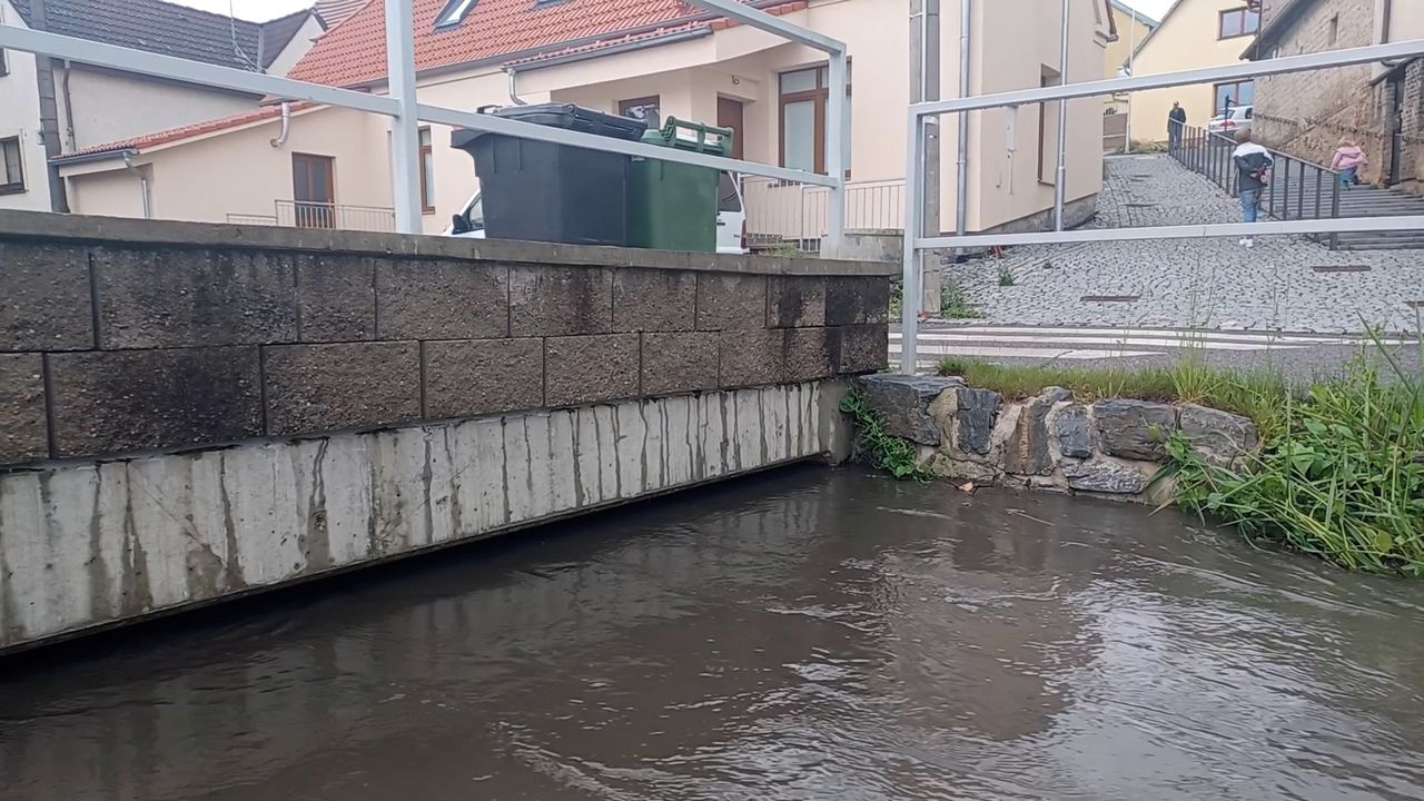 Počasí úřaduje Vylitý potok u Prahy, větrný vír na Kolínsku Stream