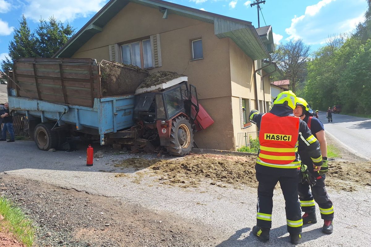 Traktor se na Semilsku proboural do domu. Zmizela v něm skoro půlka
