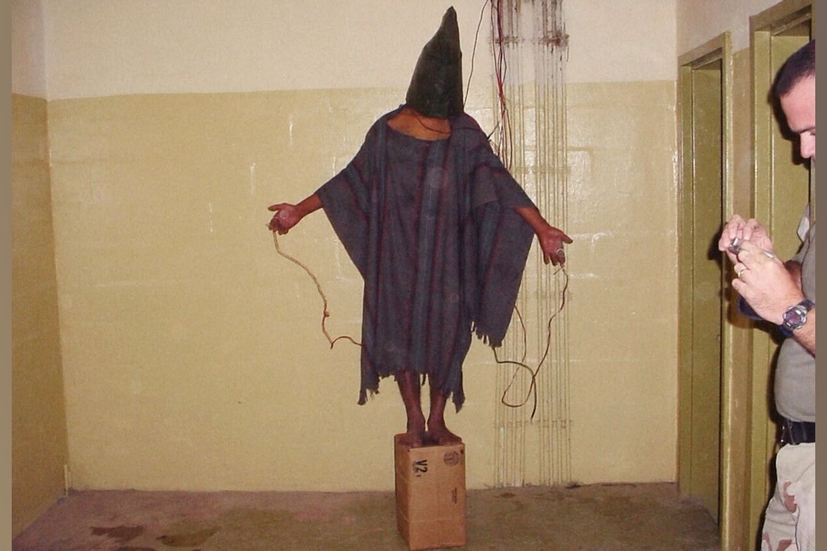 „Přál jsem si zemřít.“ Soud v USA řeší dvacet let staré mučení iráckých vězňů Američany v Abú Ghrajbu