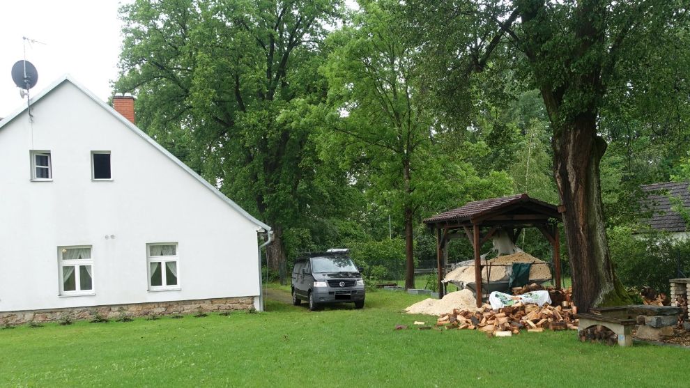 Blesk sjel na Jindřichohradecku po stromě a zapálil  dřevník