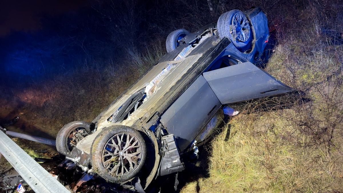 Řidič v Praze zdemoloval při nehodě 60 metrů svodidel