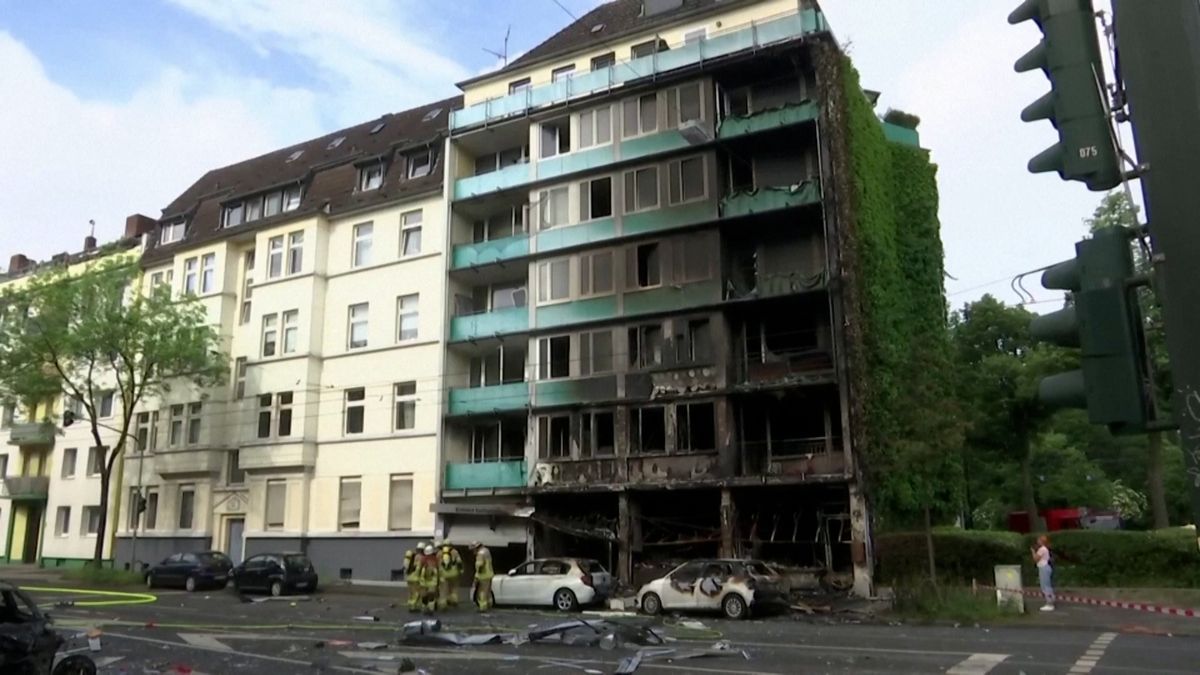 Výbuch a požár zničily obytný dům v Düsseldorfu. Nejméně tři mrtví, dva našli na schodišti