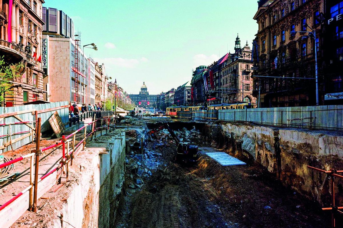Padesát let metra: Při budování byla Praha rozkopaná jako nikdy předtím