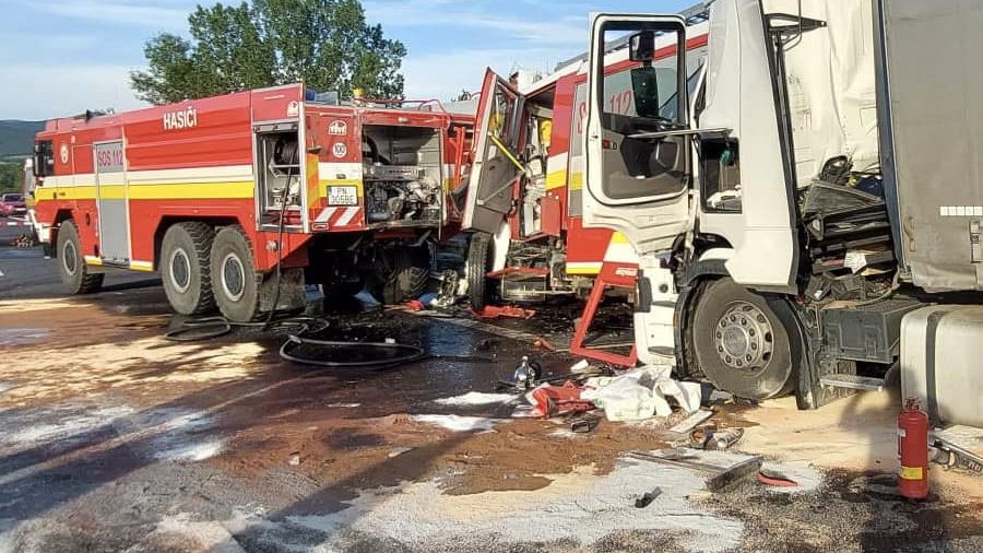 Tragédie na slovenské dálnici. Polský kamion zabil dva hasiče, kteří zasahovali u hořícího vozu