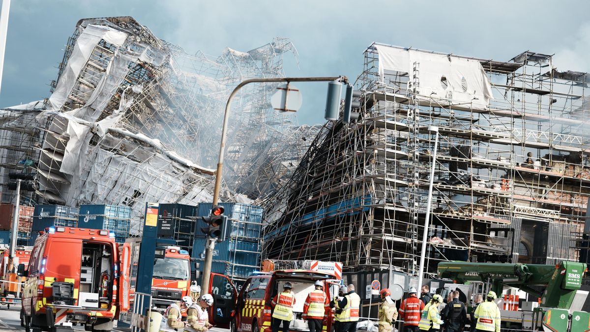 Hovedfasaden på den utbrente Københavns Børs kollapset