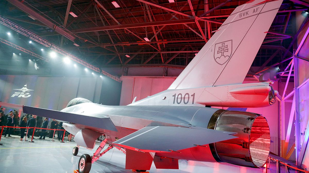 Slovensko si převzalo první dvě stíhačky F-16
