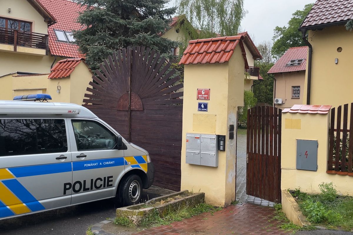 Muže našli pobodaného v tratolišti krve, policie zasahuje na ubytovně v Praze