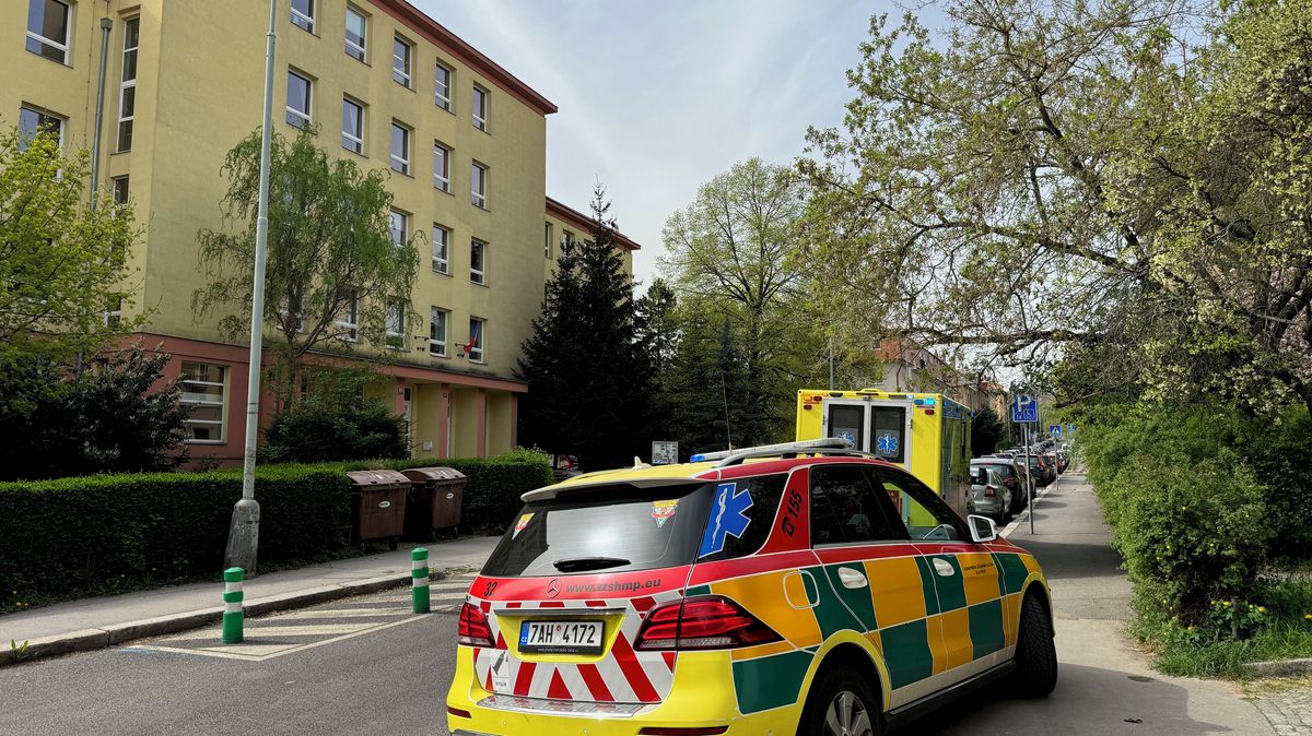 U základní školy v Praze unikl čpavek, záchranáři ošetřují několik dětí