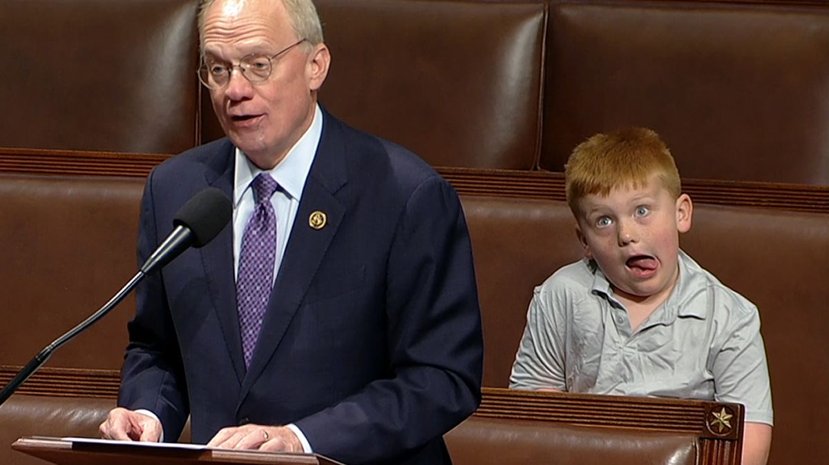 Show v americkém Kongresu: senátor řečnil, jeho syn bavil grimasami