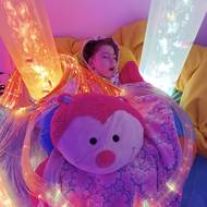 Ve svém pokojíku plném světel nejraději odpočívá