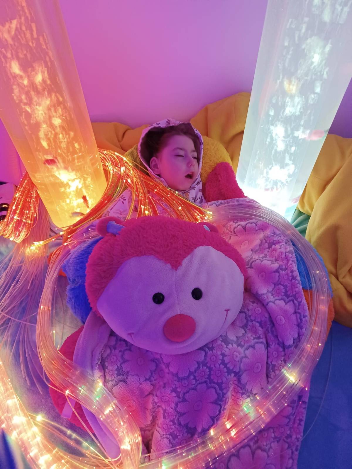 Ve svém pokojíku plném světel nejraději odpočívá