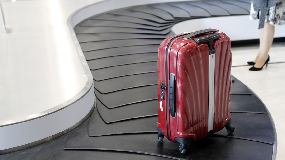 Cestující ztratila na letišti zavazadlo. Vysledovala ho k jednomu zaměstnanci domů