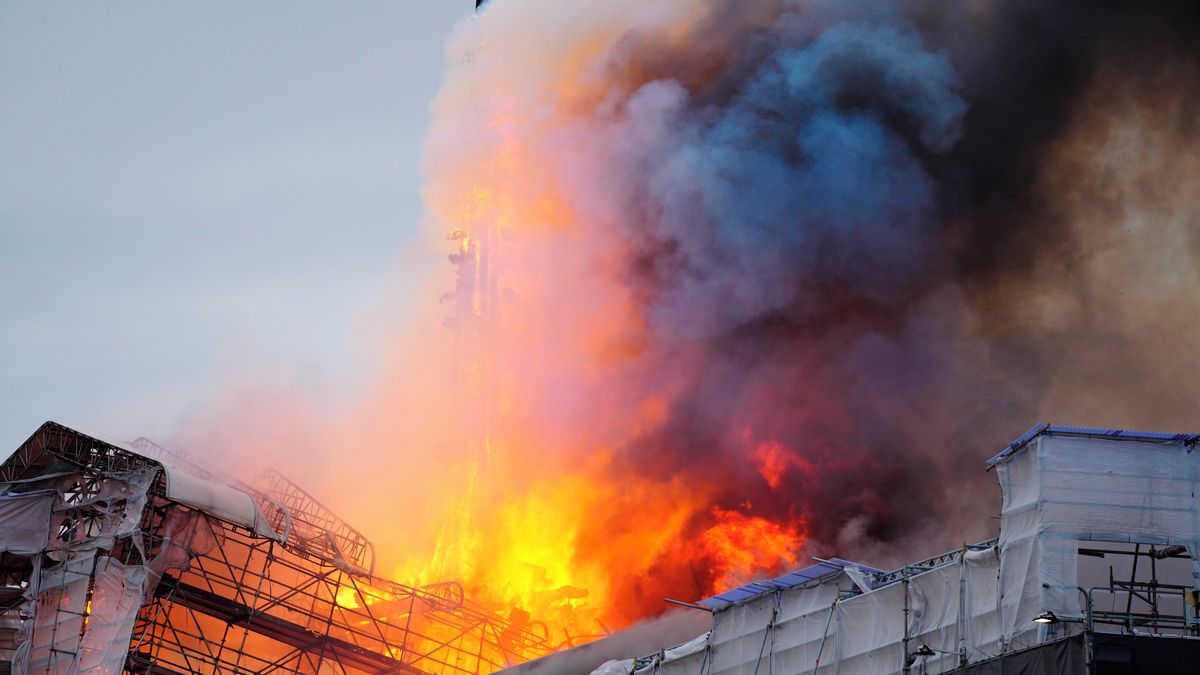 Symbol Kodaně je v plamenech. Hoří historická budova burzy