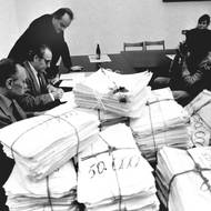 4.10.1991. Do Federálního shromáždění byly dodány archy s podpisy Za společný stát, kterých bylo půl milionu. Předával je Michal Kocáb. Poslanci Bašta a Rudolf Hrušínský