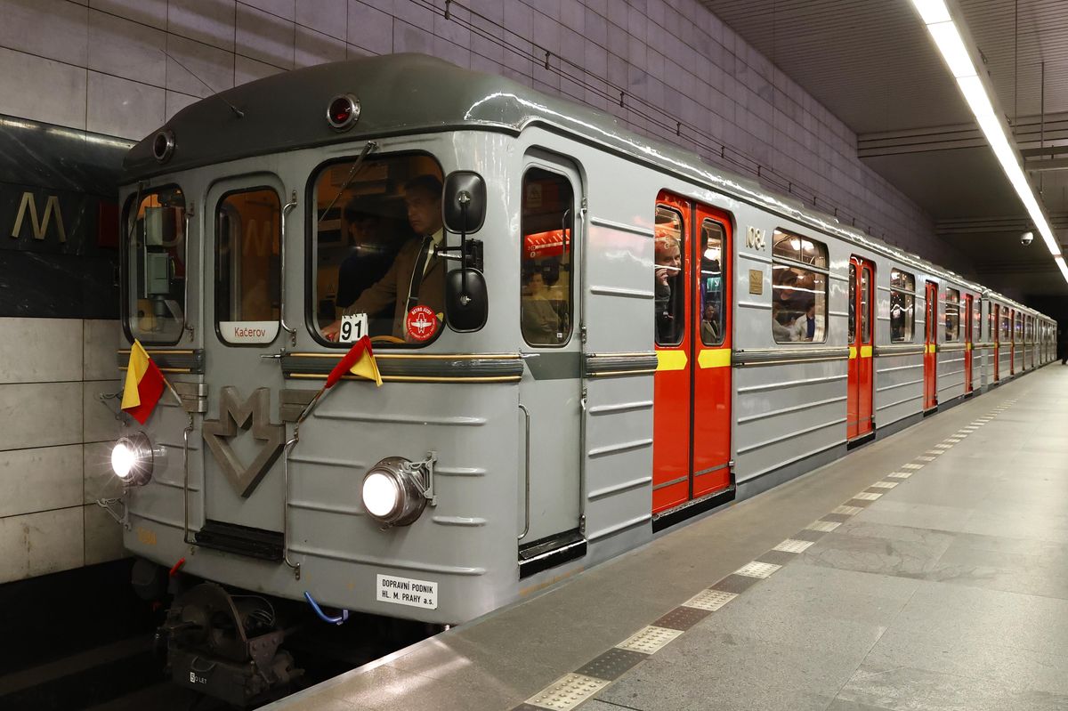 FOTO: Prahu nadchly historické soupravy metra, hitem byla „černá huba“