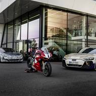 Prototyp modernizovaného Audi e-tron GT společně s Ducati Panigale V4 R