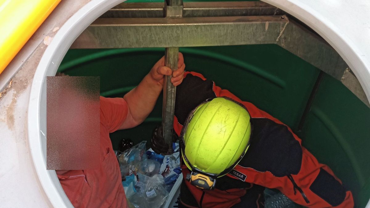Muž v Kroměříži uvázl v podzemním kontejneru na plast