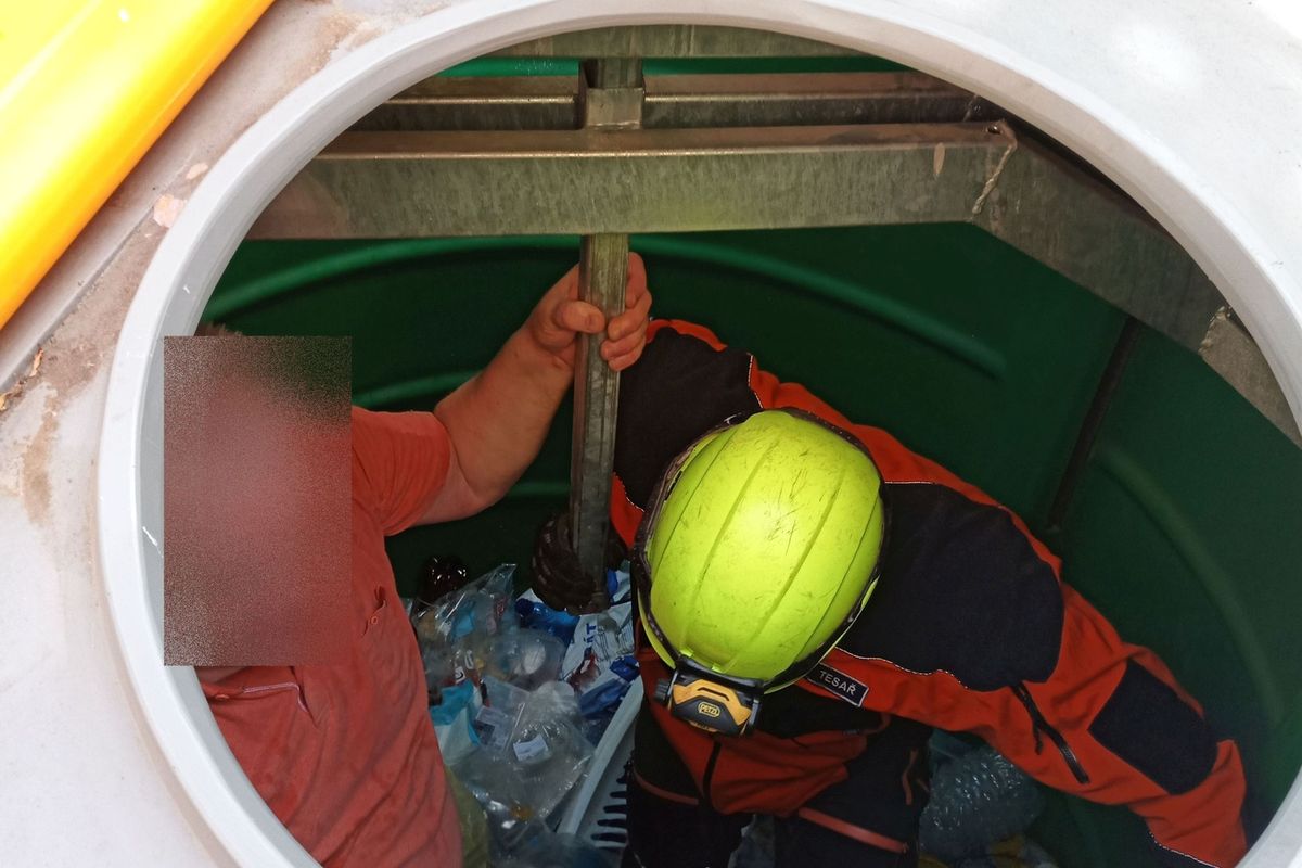 Muž v Kroměříži uvázl v podzemním kontejneru na plast