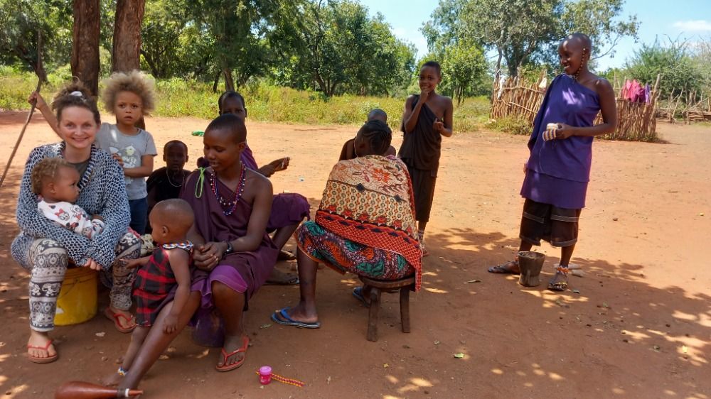 Češka žije přes tři roky s Masaji v africké buši. Pro komunitu chce vyvrtat studnu