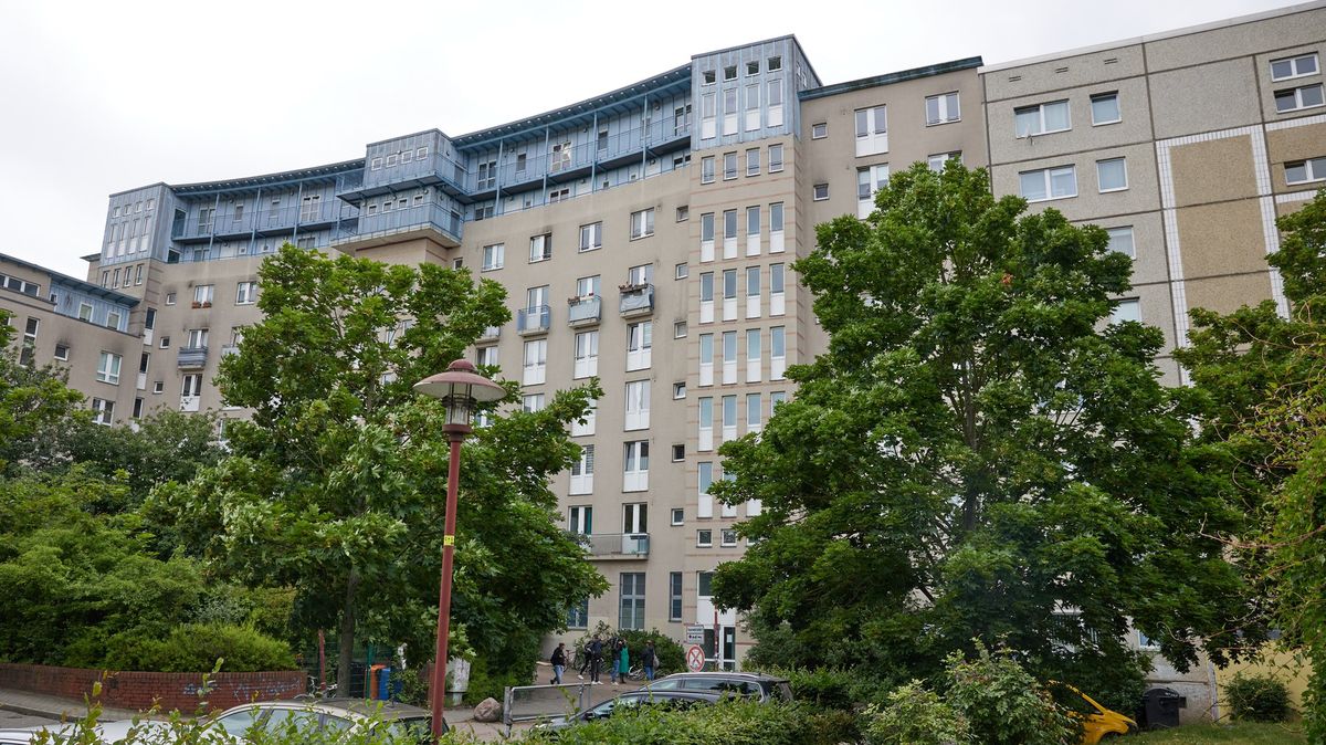 Ze třetího patra někdo v Berlíně vyhodil holčičku. Pád z výšky jedenácti metrů přežila
