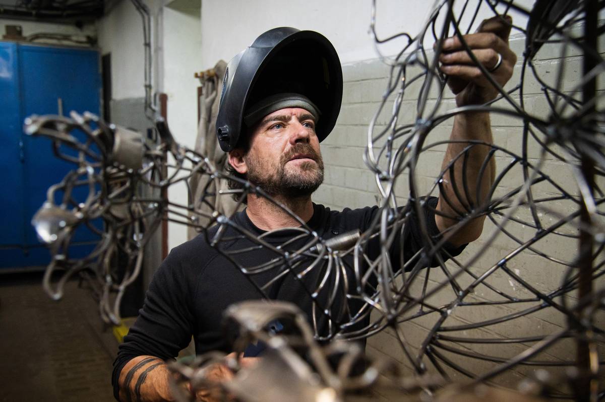 „Když jsem věděl, že pojedu sem, tak jsem si trochu nastudoval místní kulturu a uvědomil jsem si, že máte takový krásný symbol – českého lva,“ popisuje Tomas, který se řemeslu věnuje okolo dvanácti let a současnosti se jím i živí.