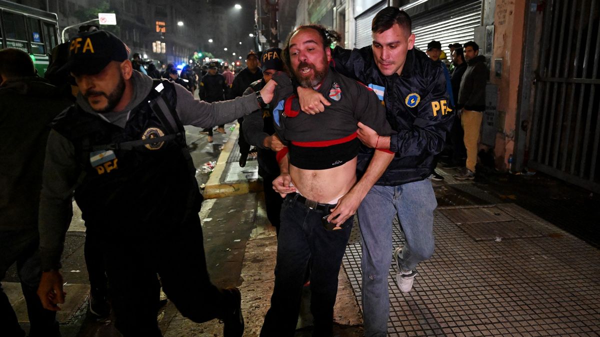 Argentinu zasáhly násilné protesty  během senátní debaty o úsporných reformách