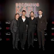 Becoming Karl Lagerfeld. Čtyři z ústředních herců. Zleva: Alex Lutz,  Arnaud Valois, Daniel Brühl a Théodore Pellerin