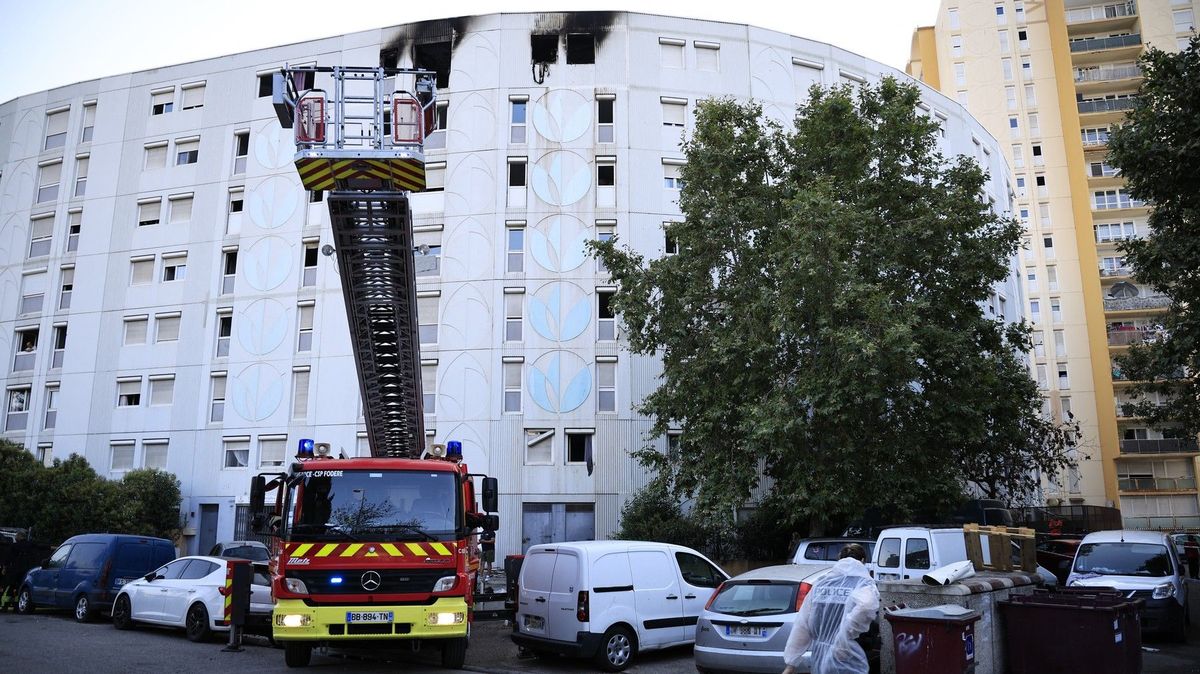 Při požáru v Nice zahynulo sedm lidí včetně tří dětí, případ se vyšetřuje jako žhářství