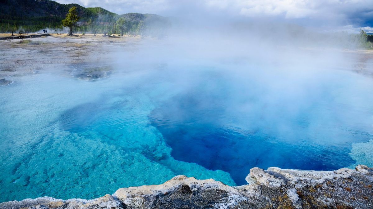 Yellowstonským parkem otřásl obří geotermální výbuch, turisté jej natočili